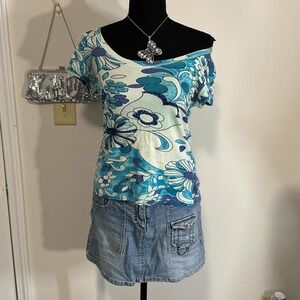 Linden y2k blue & white top with floral print‎